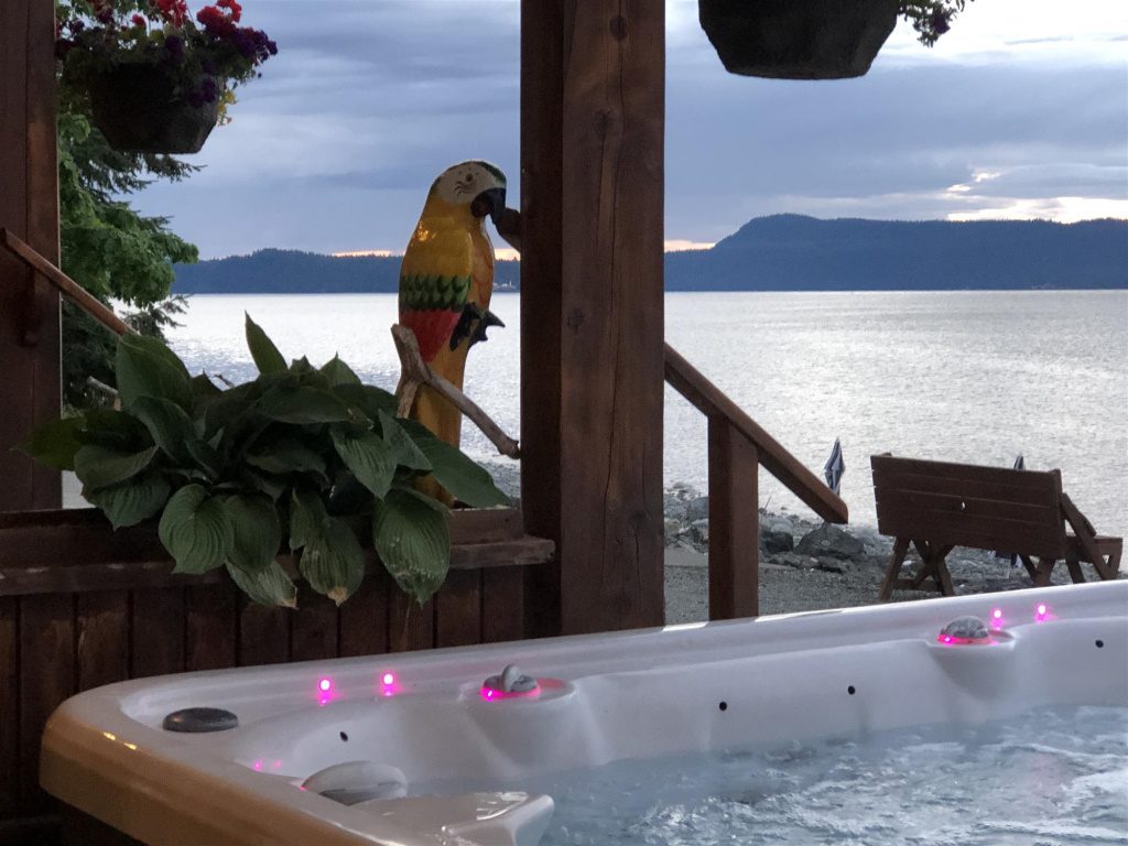 Qualicum Breeze Beach House Hot Tub